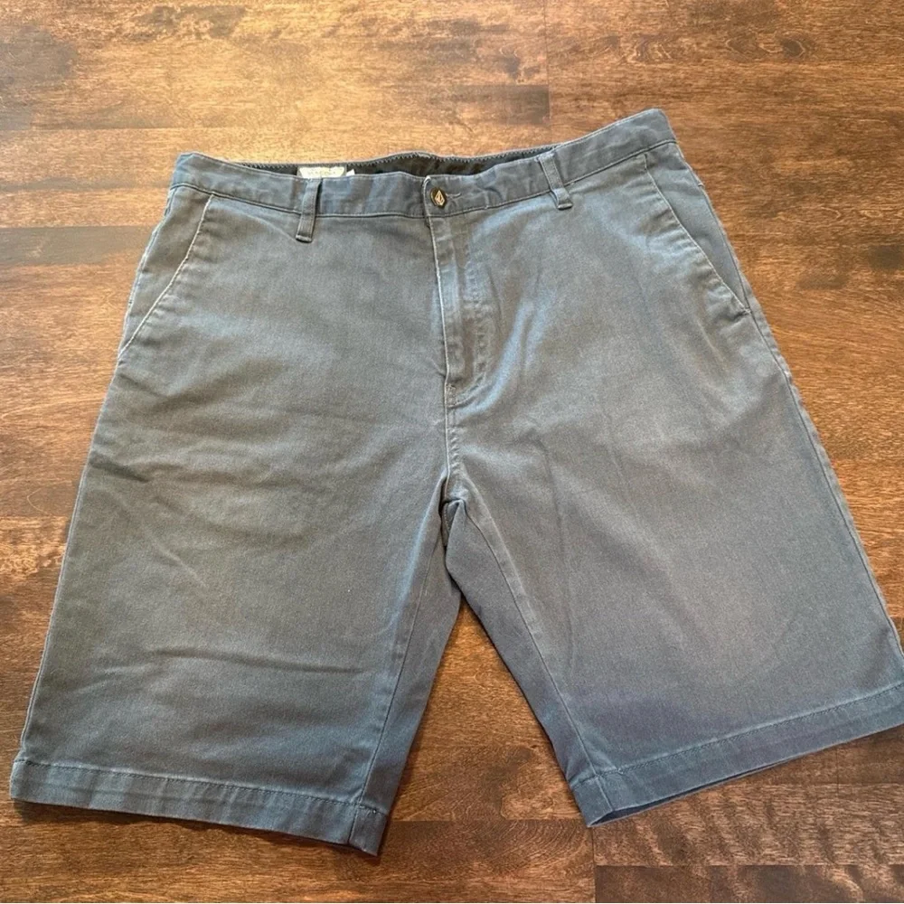 Volcom Men’s Gray Chino Flat Front Shorts Size 36